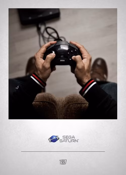 Tay cầm có hình dáng khá tù túng của máy SEGA Saturn 1997.