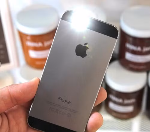 Cách nhanh nhất để tắt đèn flash trên iPhone là bạn mở ứng dụng chụp ảnh từ màn hình khóa.