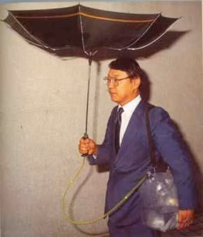 Người Nhật đã phát minh ra chiếc ô xòe ngược vừa có thể che cho người dùng khỏi ướt, vừa có thể thu được nước mưa với chiếc bình đựng đi kèm. Sau đó, họ có thể mang về nhà sinh hoạt rất tiện dụng.