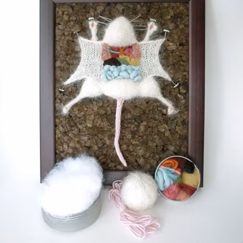 Ngoài hình dáng con chuột như trong hình, món đồ handmade này còn có hình rùa hoặc ếch tùy vào sở thích của khách hàng. Với món đồ nhỏ đó, bạn sẽ không còn phải lo làm nhăn vải khi muốn xắn tay áo.