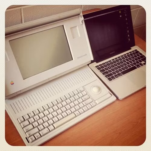 Máy tính laptop đầu tiên Macintosh Portable gặp phải rắc rối với thời lượng pin và chất lượng màn hình, đặc biệt giá bán đắt đỏ của sản phẩm khi mới ra mắt khiến người dùng buộc phải nói lời tạm biệt với sản phẩm.