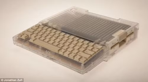 Macintosh, dòng sản phẩm máy tính cá nhân được thiết kế, phát triển, và đưa ra thị trường bởi Apple Inc chuẩn bị kỷ niệm sinh nhật thứ 30 của mình. Trong hình là Apple IIc, mô hình thứ tư trong loạt mẫu máy tính cá nhân Apple II, là nỗ lực đầu tiên của Apple phát triển dạng máy tính xách tay.