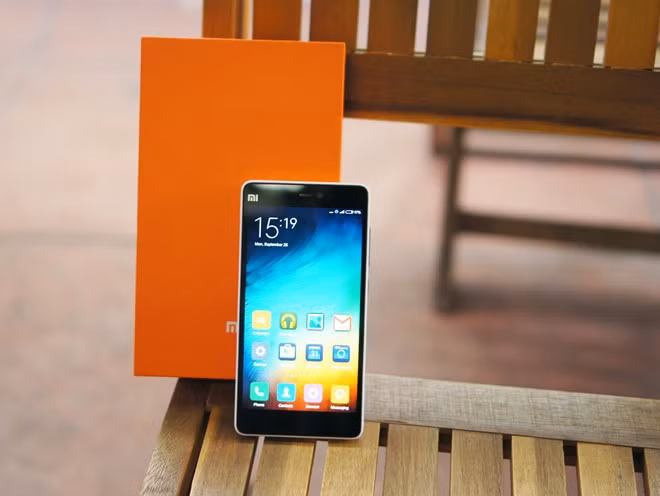  Xiaomi Mi 4C xách tay (từ 5,2 triệu đồng). Mi 4C là phiên bản khác của chiếc Xiaomi Mi4 với thiết kế kém cao cấp hơn nhưng cấu hình mạnh mẽ. Máy trạng bị chip xử lý Snapdragon 808 – ngang ngửa với LG G4, RAM tùy chọn 2 hoặc 3 GB cùng cameera 5/13 megapixel. Giống với các sản phẩm Xiaomi trước đây, máy chạy trên nền giao diện MIUI được thiết kế đa màu sắc chạy mượt mà. Các sản phẩm của Xiaomi ngày càng được thị trường quan tâm hơn trong thời gian gần đây.