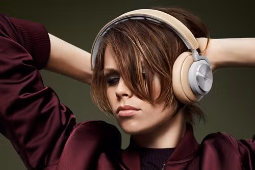 Theo B&amp;O, mẫu tai nghe không dây BeoPlay H7 sở hữu driver đường kính 40mm có thể đáp ứng tốt dải tần từ 20Hz đến 22.000Hz. Nhờ hỗ trợ các profile Bluetooth có khả năng truyền tải âm thanh chất lượng cao như aptX, AAC, nên BeoPlay H7 cũng đủ khả năng làm hài lòng cả những đôi tai khó tính.