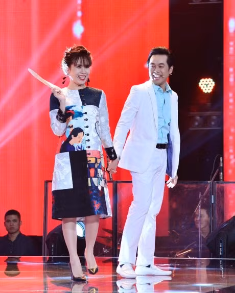  Hai MC Hoàng Oanh và Thanh Bạch được đà tung hứng trêu đùa Hồ Hoài Anh khi bị vợ cho "ra rìa".