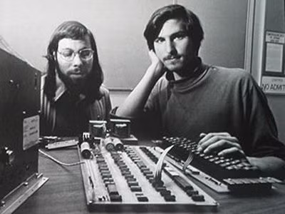  2. Tại sao "huyền thoại" Steve Jobs lại chỉ đứng số 2 chứ không phải số 1? Theo Michael Scott: "Tôi không cho Jobs ở số 1 bởi điều đó là quá nhiều.". Như chúng ta biết quyền lực của Jobs bị "lật đổ" bởi chính Apple, nhưng sau đó ông đã quay về và mang lại vinh quang cho Táo khuyết. Trong khoảng thời gian bị đuổi việc ông đã sáng lập nên hãng máy tính NeXT rồi mua lại hãng phim Lucasfilm (mà sau này là Pixar Studios) vào năm 1986. Jobs qua đời tháng 10 năm 2011, chỉ 1 ngày sau khi Apple ra mắt thế hệ iPhone 4s.