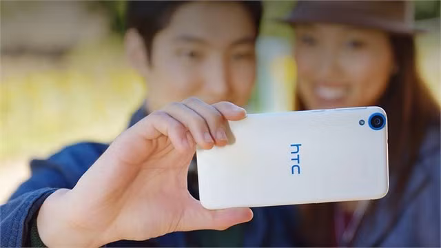  HTC Desire 728G (5.690.000đ). Dù đã sở hữu nhiều sản phẩm phân khúc giá tầm trung cấu hình cận cao cấp tuy nhiên HTC vẫn tiếp tục tung ra chiếc HTC Desire 728G với màn hình 5,5 inch, hỗ trợ Android 5.1 Lollipop mới nhất, chất lượng camera và âm thanh vẫn là thế mạnh trên các sản phẩm của HTC. Phía trước HTC Desire 728G là màn hình lớn kích thước 5,5 inch với độ phân giải HD 720 x 1280 px, công nghệ Super LCD 2 khiến cho màu sắc đẹp và rực rỡ.
