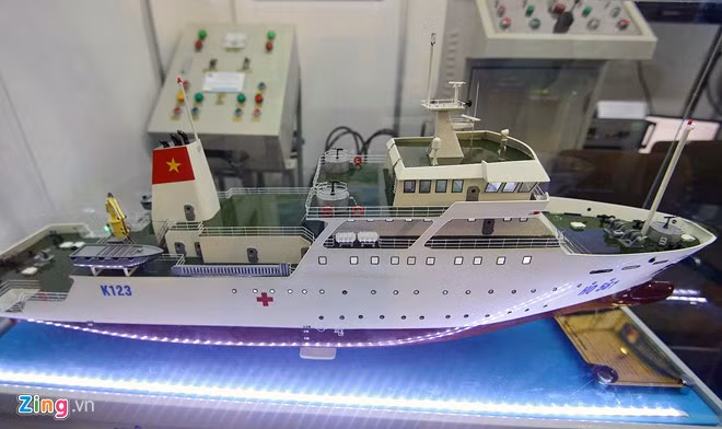 Các thiết bị mô hình thay thế cho những sản phẩm có kích thước lớn đưa ra triển lãm thu hút khách hàng không kém đồ thật tại hội chợ. Trong ảnh là một trong những sản phẩm được người Việt Nam sản xuất: mô hình tàu quân y K123 (HQ 561), là một bệnh viện trên biển, chuyên phục vụ khám chữa bệnh cho quân dân quần đảo Trường Sa. Sản phẩm do Viện Khoa học công nghệ tàu thủy đóng mới.