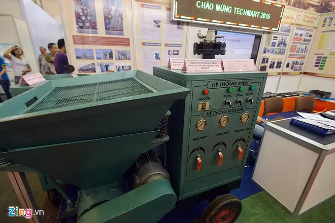 Thiết bị phun vữa xi măng (trái) phục vụ thi công đường hầm mái dốc và bơm thủy lực siêu cao áp kiểu pít tông hướng kính (phải) của Viện khoa học công nghệ Giao thông vận tải.