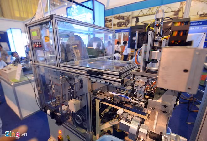 Robot cán bàn chải tự động có chức năng thay thế công nhân trong lao động, nhằm giảm thiểu chi phí và nâng cao an toàn.