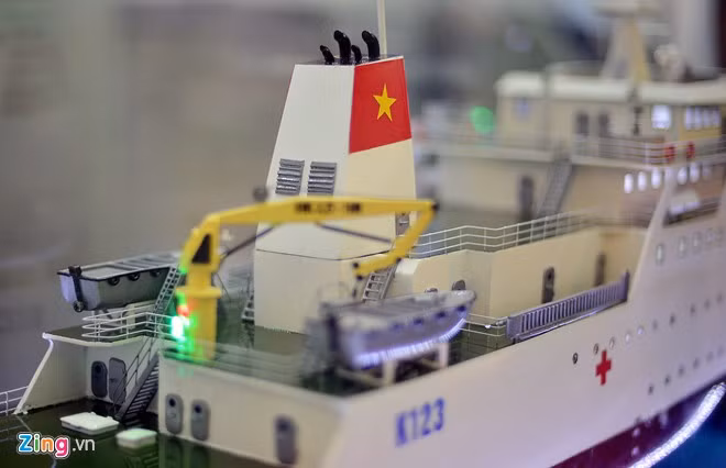 Con tàu này có lượng giãn nước 2.200 tấn, tốc độ tối đa 16 hải lý/giờ, chở tối đa 180 người, thời gian đi biển 40 ngày. Tàu K123 được trang bị đầy đủ thiết bị y tế, phòng mổ, các phòng chức năng, 15 giường bệnh và đội ngũ y bác sĩ đầu ngành.