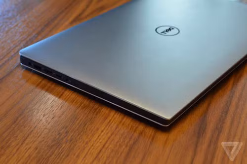 XPS 13 cũng có nhiều tùy chọn về pin khá thú vị. Các model dùng ổ cứng truyền thống HDD sẽ dùng pin 56W, tuy nhiên, nếu chọn mua bản dùng SSD, bạn sẽ có pin 84W bởi Dell tìm cách"nhét" được thỏi pin lớn hơn vào phần không gian tiết kiệm được nhờ dùng SSD.