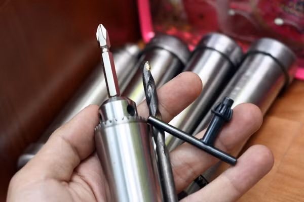 Bộ phụ kiện gồm máy khoan, mũi khoan, mũi vặn vít hai đầu, thiết bị mở và siết chặt mũi khoan, giá 270.000 đồng.