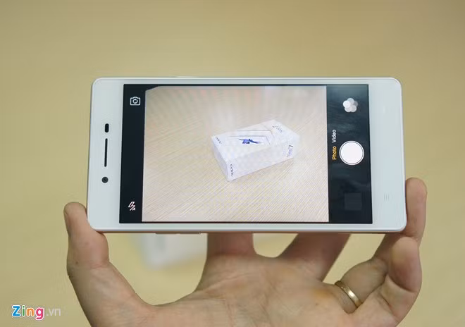 Camera sau của máy có chất lượng trung bình. Người dùng có thể tuỳ chọn một số chế độ chụp cơ bản như HDR, chụp ảnh có kèm audio, tạo ảnh GIF, panorama và một vài bộ lọc khác.
