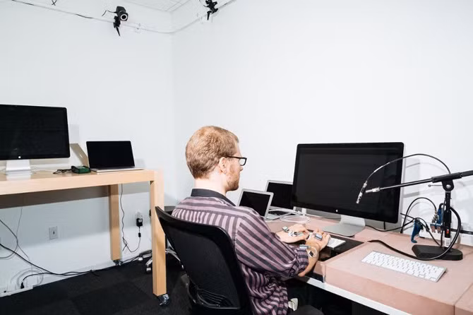 Những người tham gia thử nghiệm bàn phím của Apple sẽ được gắn rất nhiều cảm biến lên người để đo ảnh hưởng của tác vụ gõ phím lên toàn bộ cơ thể. Phó chủ tịch Hệ sinh thái sản phẩm và Công nghệ của Apple, Kate Bergeron cho biết: "Chúng tôi đo độ mỏi cơ và trí nhớ, âm thanh, độ chính xác và rất nhiều thử nghiệm khác trên bàn phím".