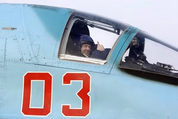 Thủ tướng Nga Dmitry Medvedev ngồi trong buồng lái tiêm kích Sukhoi SU-34 trước chuyến bay tới thăm căn cứ không quân Kubinka ở ngoại ô Moscow ngày 28/3/2009.