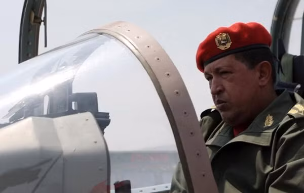 Cố Tổng thống Venezuela Hugo Chavez ngồi trong buồng lái máy bay phản lực K-8 do Trung Quốc sản xuất trong một buổi lễ tại Barquisimeto ngày 13/3/2010.