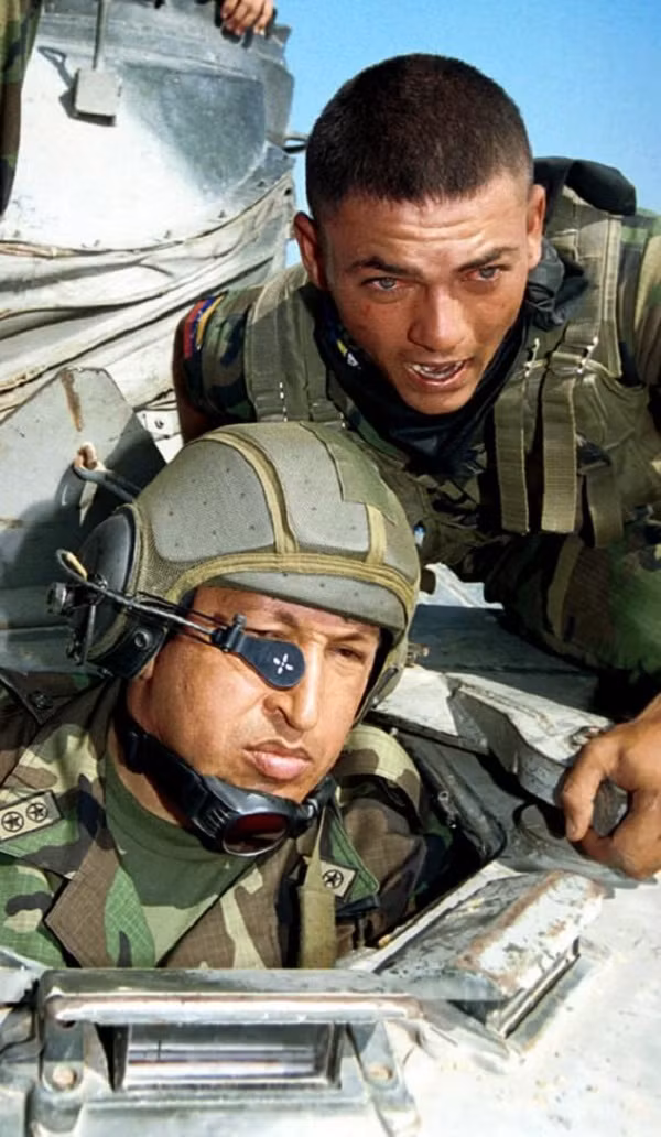Cố Tổng thống Venezuela Hugo Chavez ngồi trong buồng lái chiếc máy bay quân sự khi tham dự một cuộc tập trận của quân đội nước này ở La Guajira. Ảnh chụp ngày 17/3/2001.