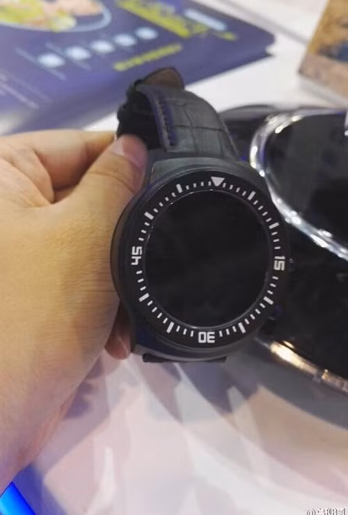 Theo cập nhật mới nhất, nhà sản xuất Trung Quốc này sẽ sớm tung ra thị trường chiếc smartwatch mặt tròn Meizu Blue Charm Watch vào ngày 21/10/2015 tới đây. Chỉ tiếc là ngoài loạt hình ảnh rò rỉ gần đây trên các trang mạng, fan hâm mộ Meizu hiện vẫn chưa có được bất kỳ thông tin nào về cấu hình của chiếc đồng hồ thông minh này.