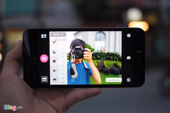 Asus đã tích hợp sẵn rất nhiều chế độ chụp ảnh thông minh trên máy, công nghệ Pixel Master cho khả năng tăng cường độ sáng lên tới 400% khi chụp ở những bối cảnh thiếu sáng.