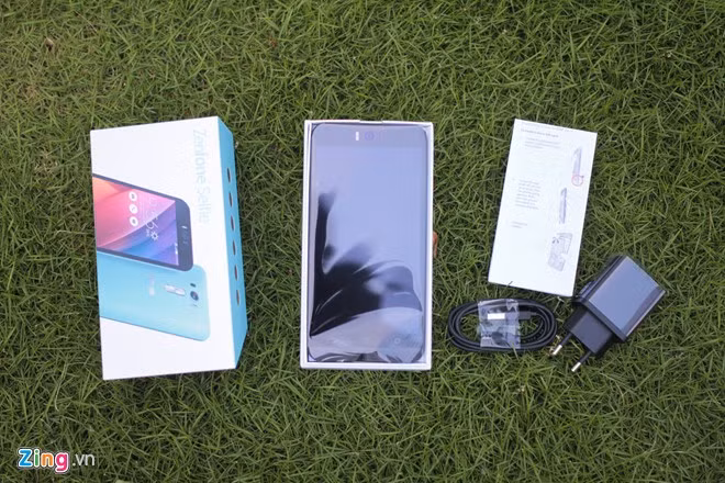 Điện thoại Asus Zenfone Selfie có thiết kế tương tự bản Zenfone 2 trước đó. Điểm đáng lưu ý nằm ở cụm camera trước độ phân giải 13 MP kèm đèn flash kép.