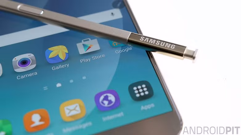 Máy sở hữu màn hình 5,7 inch hiển thị cực chuẩn kết hợp cùng bút S-Pen đi kèm hàng loạt tính năng mới chính là điểm nhấn tuyệt vời chỉ có ở dòng Note. Thêm vào đó, Note 5 còn được tích hợp bộ xử lý Exynos 7420 nhanh, bộ nhớ RAM 4GB và camera khá “chất”. Tại Việt Nam, giá của “siêu phẩm” này rơi vào khoảng 18 triệu đồng.