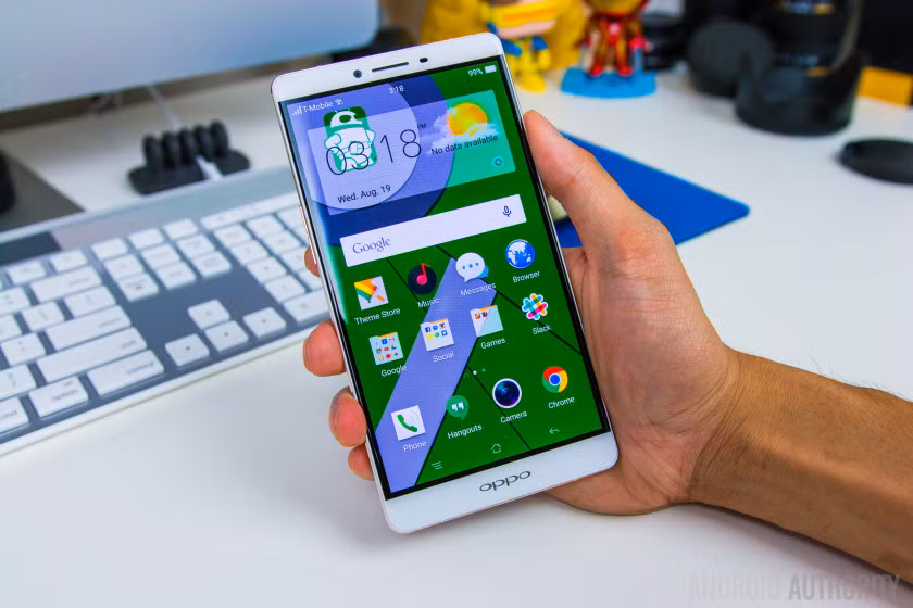 Đây là lần đầu tiên màn hình 2.5D được hãng này trang bị cho chiếc smartphone của mình, giúp người dùng thao tác thoải mái hơn so với khi thao tác trên mặt phẳng. Với hai điểm nổi bật là màn hình cong và thiết kế vòng cung, R7 Plus đem lại vẻ sang trọng nhưng vẫn đáp ứng tốt nhu cầu trải nghiệm thực tế của người dùng.