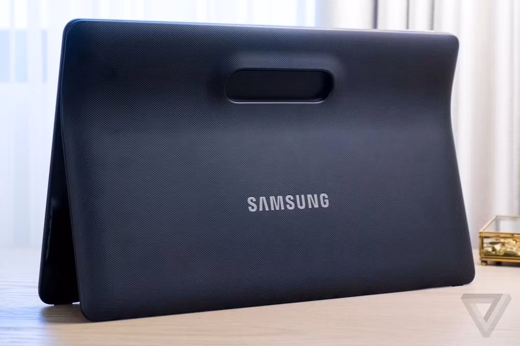 Pin của thiết bị có dung lượng 5700 mAh, theo Samsung thì pin này cho thời gian 8 tiếng xem video liên tục, và tất nhiên với dung lượng pin và kích thước này, bạn không thể mang máy đi cho công việc hằng ngày được. Máy được Samsung trang bị loa stereo 4 W giúp trải nghiệm nghe nhạc và xem phim sống động hơn.