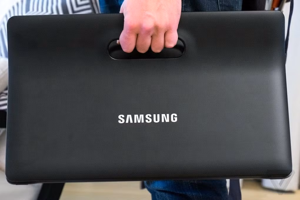  Thông số Samsung Galaxy View - Ra mắt: Tháng 10/2015 - Kích thước: 451.8 x 275.8 x 11.9 mm (nặng 2.65kg) - Màn hình: TFT LCD 18.4 inch Full HD (123ppi) - Hệ điều hành: Android 5.1.1 Lollipop - Chip xử lý: Exynos 7580 8 nhân Cortex-A53 1.6GHz - GPU: Mali-T720MP2 - Bộ nhớ trong: 32/64GB + microSD tối đa 128GB - Camera sau: Không - Camera trước: 2.1MP (quay Full HD) - Kết nối: Wi-Fi ac, Wi-Fi Direct, Bluetooth 4.2, microUSB - Pin: 5700 mAh - Tính năng khác: chân đế cao su, loa stereo 4W
