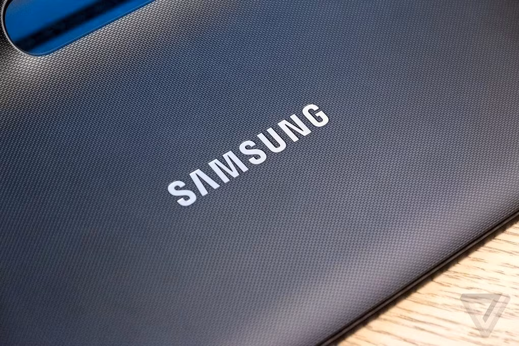 Cấu hình của Galaxy View thuộc dạng tầm trung với chip xử lý 8 nhân Exynos 7580 @ 1,6 GHz, RAM 2 GB, bộ nhớ trong 32/64 GB + microSD. Máy không được trang bị camera sau mà chỉ có camera trước 2,1 MP. Các kết nối của Galaxy View gồm Bluetooth 4.1 LE, Wi-Fi ac, có tùy chọn LTE với khe cắm nano-SIM. Galaxy View chạy Android 5.1.1 Lollipop với giao diện Media UX được Samsung tùy biến dành riêng cho màn hình lớn của thiết bị.
