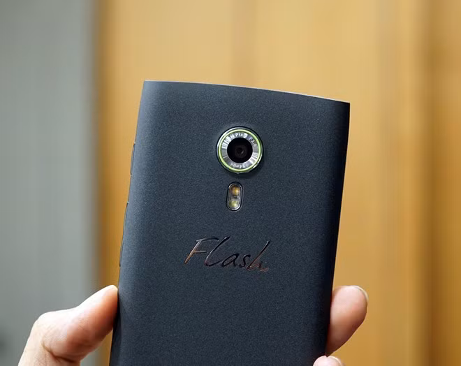 Alcatel Flash 2 có camera trước 5 MP và camera chính 13 MP, khẩu độ f/2.0, cảm biến ISOCELL của Samsung. Nhờ bổ sung công nghệ lấy nét theo phase, model này có tốc độ bắt nét chỉ trong 0,3 giây. Đi kèm với camera là đèn flash realtone với hai màu khác nhau, giúp cân bằng màu sắc và giúp đối tượng được chụp trông tự nhiên, không bị choá sáng hoặc xám da như đèn flash thông thường.