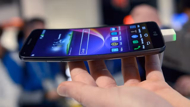 Hầu hết thông tin rò rỉ trong thời gian gần đây cho thấy, dòng G Flex mới (tạm gọi là G Flex 3) sẽ xuất đầu lộ diện vào những tháng đầu năm 2016, với cấu hình như sau: Màn hình QHD rộng 6 inch, dùng chip Snapdragon 820, RAM 4GB, camera chính 20,7MP, camera phụ 8MP và cảm biến vân tay. Nếu những thông số kỹ thuật này chính xác, kết hợp với chất liệu kim loại cấu thành nên máy thì G Flex 3 sẽ trở thành chiếc smartphone tuyệt vời nhất từ trước đến nay của LG, giúp hãng này củng cố lại doanh số bán hàng không mấy mạnh mẽ trong thời gian qua. 