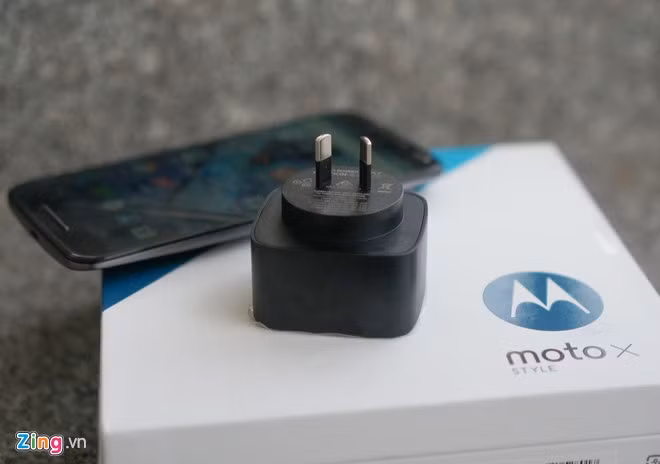 Chiếc Moto X Style này sở hữu hộp đựng lớn bậc nhất trong số các smartphone hiện nay. Máy có đầy đủ sạc, cáp, tai nghe, que chọc SIM. Motorola còn tặng kèm một ốp viền dạng bumper bằng nhựa. Cục sạc của máy là sạc turbo, cho khả năng sạc 34% trong 15 phút.