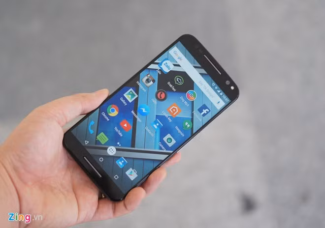 Moto X Style sử dụng chip Qualcomm Snapdragon 808, RAM 3 GB và pin 3.000 mAh. Tại Mỹ, người dùng có thể dùng công cụ Moto Maker để chọn màu sắc hoặc chất liệu vỏ máy.