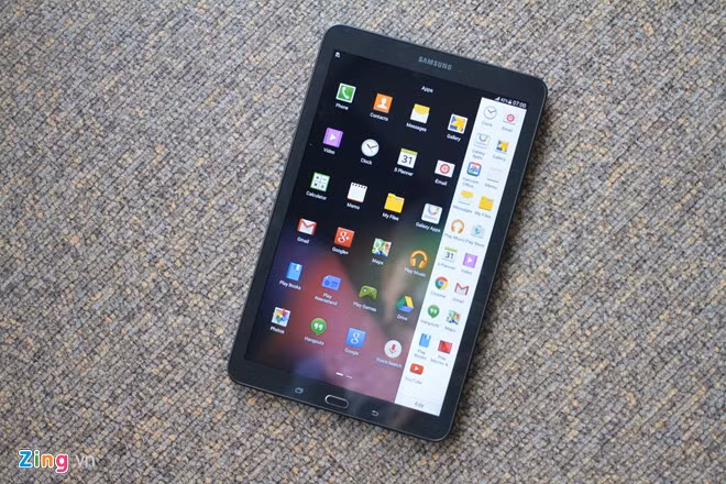 Điểm cộng trên model này là màn hình 9,6 inch, độ phân giải 1.280 x 800 pixel. Công nghệ Super AMOLED cho màu sắc hiển thị khá rực.