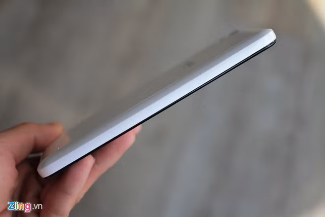 Toàn bộ máy đều được làm bằng chất liệu nhựa. Cạnh trái phẳng, không chứa chi tiết nào.