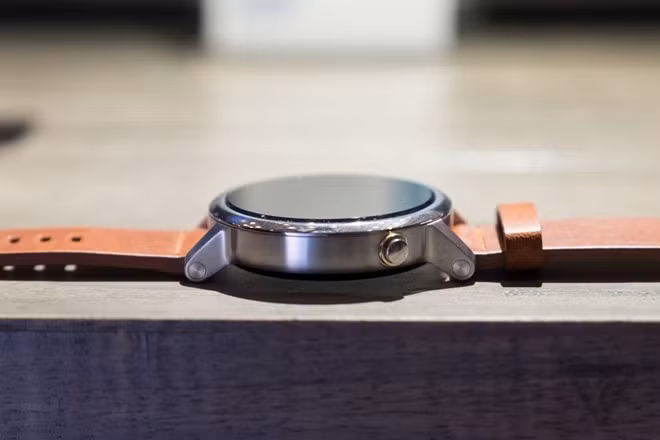 Về phần mềm, Moto 360 thế hệ mới vẫn chạy Android Wear, tương thích với cả Android và iOS.