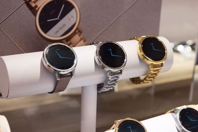 Bản 42 mm sử dụng màn hình1.37 inch độ phân giải 360 x 325 pixel trong khi bản 46mm dùng màn hình 1.56 inch 360 x 330 pixel. Máy sử dụng công nghệ màn hình LCD.