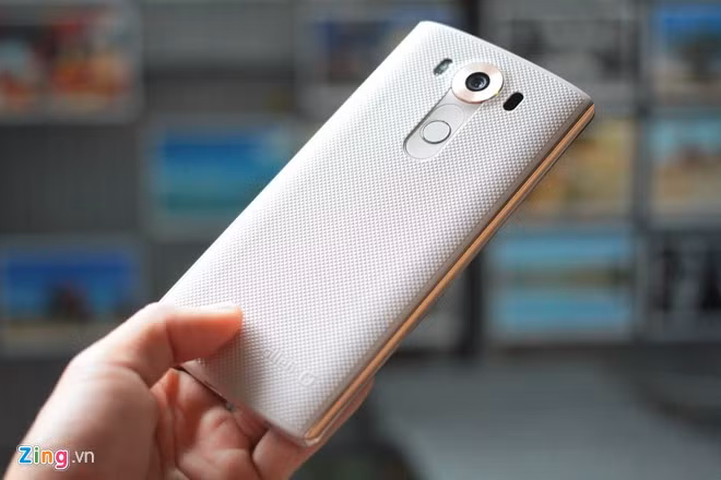 Mặt sau được làm bằng silicon có khả năng đàn hồi, nó nhám và bám tay tốt.