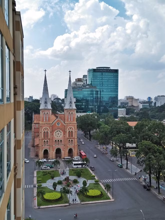 Nhà thờ Đức Bà ở một góc nhìn khác. Chế độ chụp ảnh HDR của Mirror 5 cho ảnh chất lượng cao, cân bằng ánh sáng tốt cả trong điều kiện thiếu sáng.