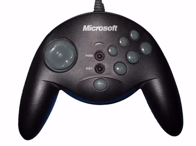  9. Gamepad SideWinder. Cần điều khiển SideWinder ra mắt năm 1995 là bước đi đầu tiên của Microsoft cho việc hỗ trợ chơi game trên PC. Dù chỉ hỗ trợ Windows nhưng phần cứng của SideWinder cũng có thể sử dụng với Mac và Linux. Microsoft ngừng bán SideWinder vào năm 2003 do doanh số suy giảm nghiêm trọng, còn ngày nay tất cả mọi thứ liên quan đến game của Microsoft đều được sử dụng dưới thương hiệu Xbox. 