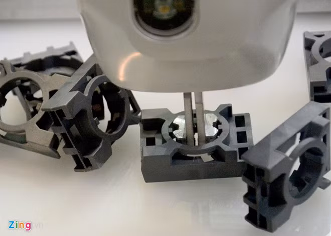 Bàn tay linh hoạt, robot có thể nhận thiết bị lắp dễ dàng từ các hệ thống tiếp liệu vạn năng.