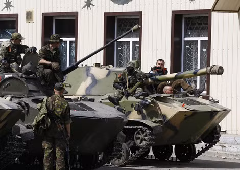 BMD-2 đứng cạnh cối tự hành 2S9 Nona-S ra hàng tại Slavyansk.