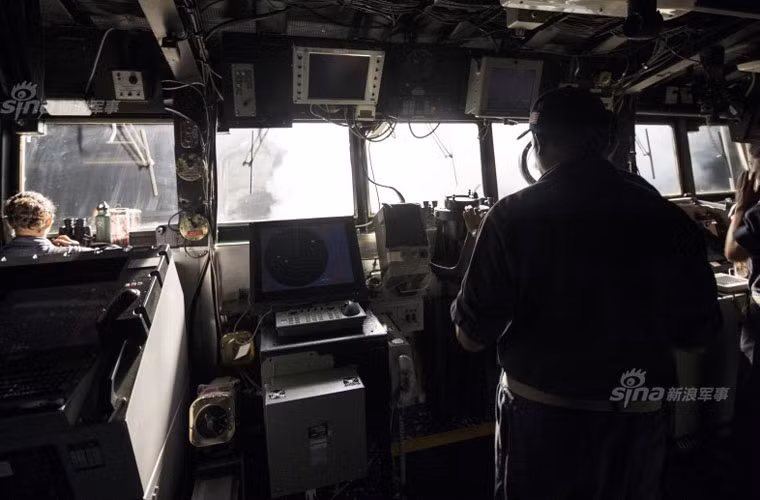 Ánh sáng lóe lên phía trước đài chỉ huy tàu khu trục USS Arleigh Burke khi quả đạn Tomahawk rời bệ phóng Mk41.