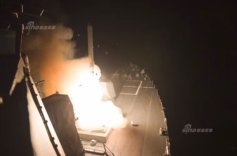 Trong ảnh, quả đạn Tomahawk rời bệ phóng Mk41 trên tàu khu trục USS Arleigh Burke (DDG-51).