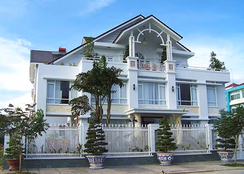 Chính vì vậy, bạn không nên ở trong trong những ngôi nhà thiếu cửa sổ, thiếu ánh sáng không tốt cho sức khỏe. Bạn nên tìm cách hóa giải bằng cách thiết kế các cửa trong nhà thông thoáng, nhiều ánh sáng sẽ tốt hơn.