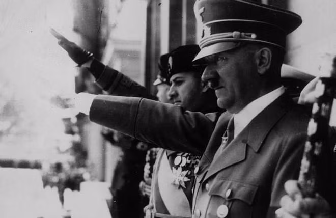 Năm 1914, Chiến tranh Thế giới thứ nhất bùng nổ, Hitler đầu quân cho trung đoàn của vương quốc Bayern, một phần của đế chế Đức. Tại đây, ông ta tham gia lục quân, chiến đấu trong 4 năm, được thưởng 2 huân chương cho lòng “can đảm”.