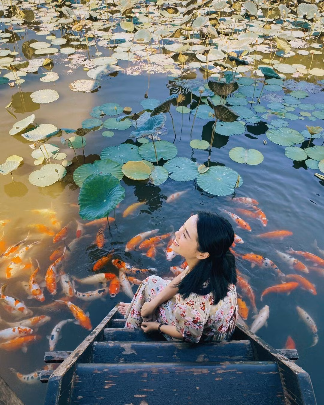 Hồ Lưu Khiêm là yếu tố minh đường quan trọng trong bố cục Khiêm lăng, mang vẻ đẹp thơ mộng. Giữa hồ có đảo Tịnh Khiêm, có những cây cầu duyên dáng bắc qua... Ảnh: Lehatruc.