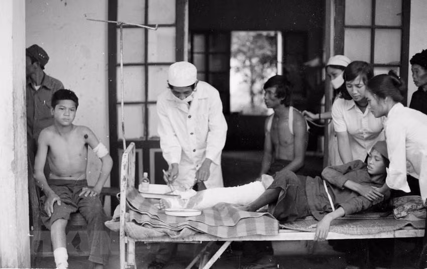 Bác sĩ cứu chữa vết thương cho các học sinh trường Phổ thông cơ sở xã Quyết Tiến, huyện Quản Bạ, tỉnh Hà Tuyên, bị trúng mảnh đạn pháo khi đang vui chơi. Ảnh: Hứa Kiểm/TTXVN.