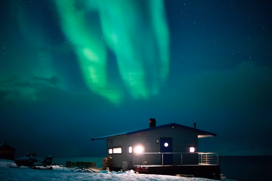 Cực quang - hiện tượng thiên nhiên tuyệt đẹp - xảy ra như "cơm bữa" ở Svalbard.